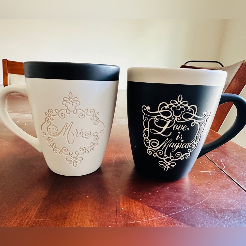 Elegant Black and White Mug Set